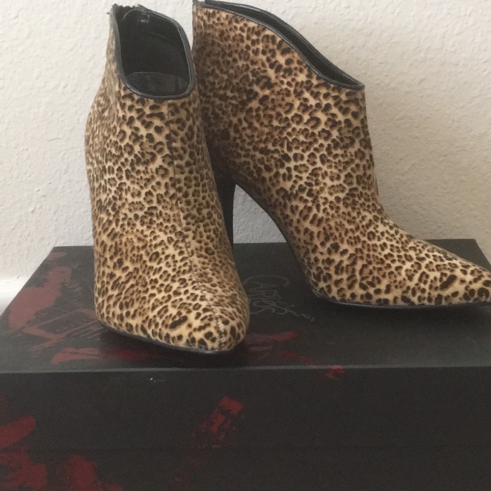 NWT Carlos Santana leopard ankle boots